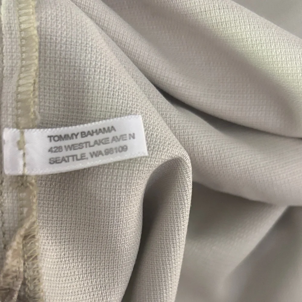 Tommy Bahama camp shirt in 100% silk. Men's XL. Excellent condition. Very sharp! - Picture 6 of 7